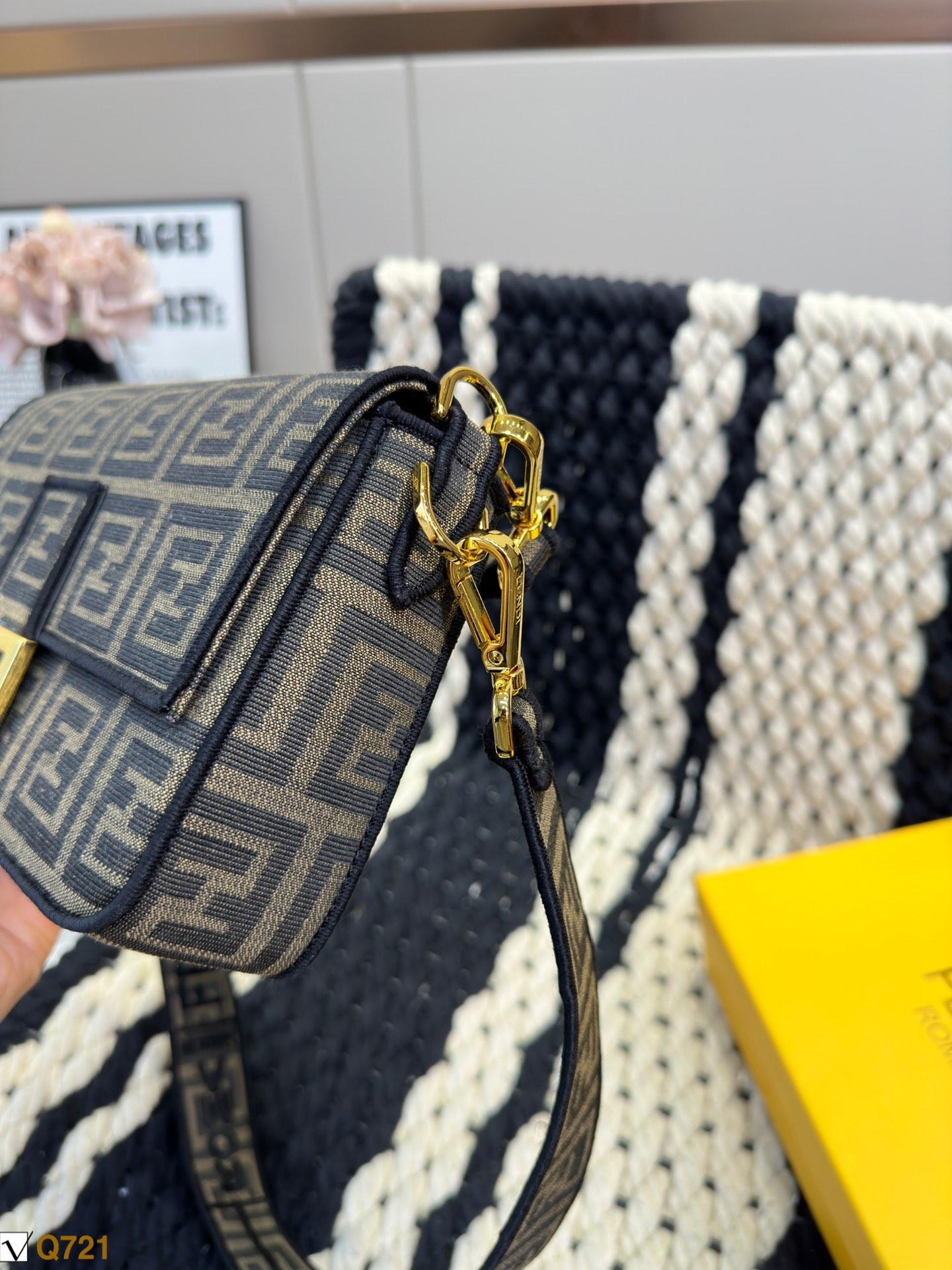 Replica Fendi Bag 14*25CM
