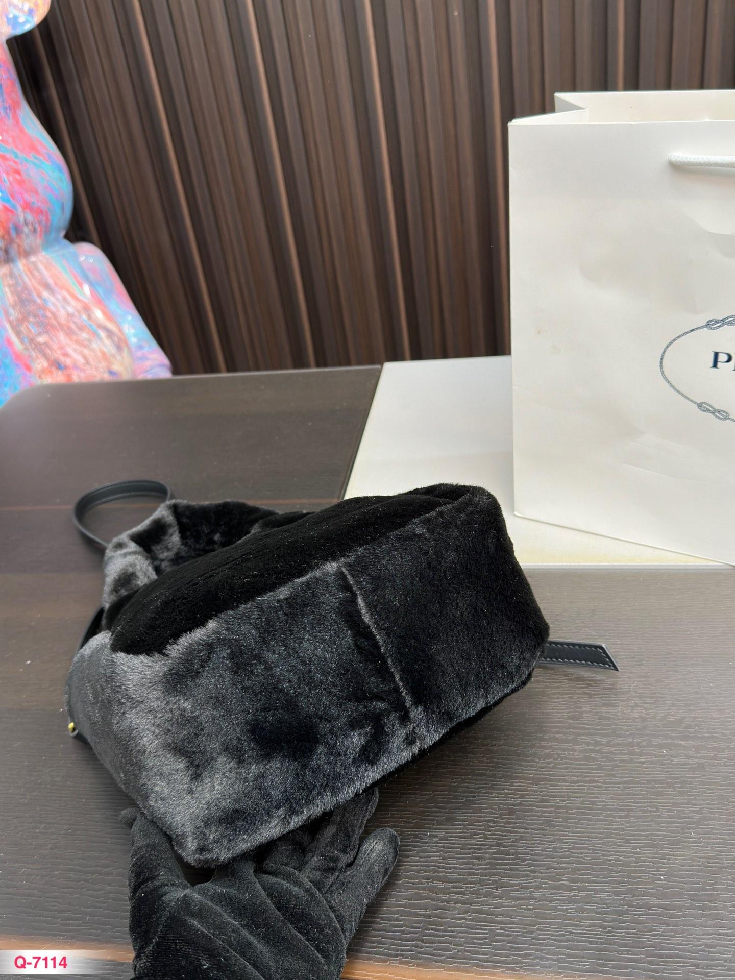 Replica Prada Bag 20*16CM