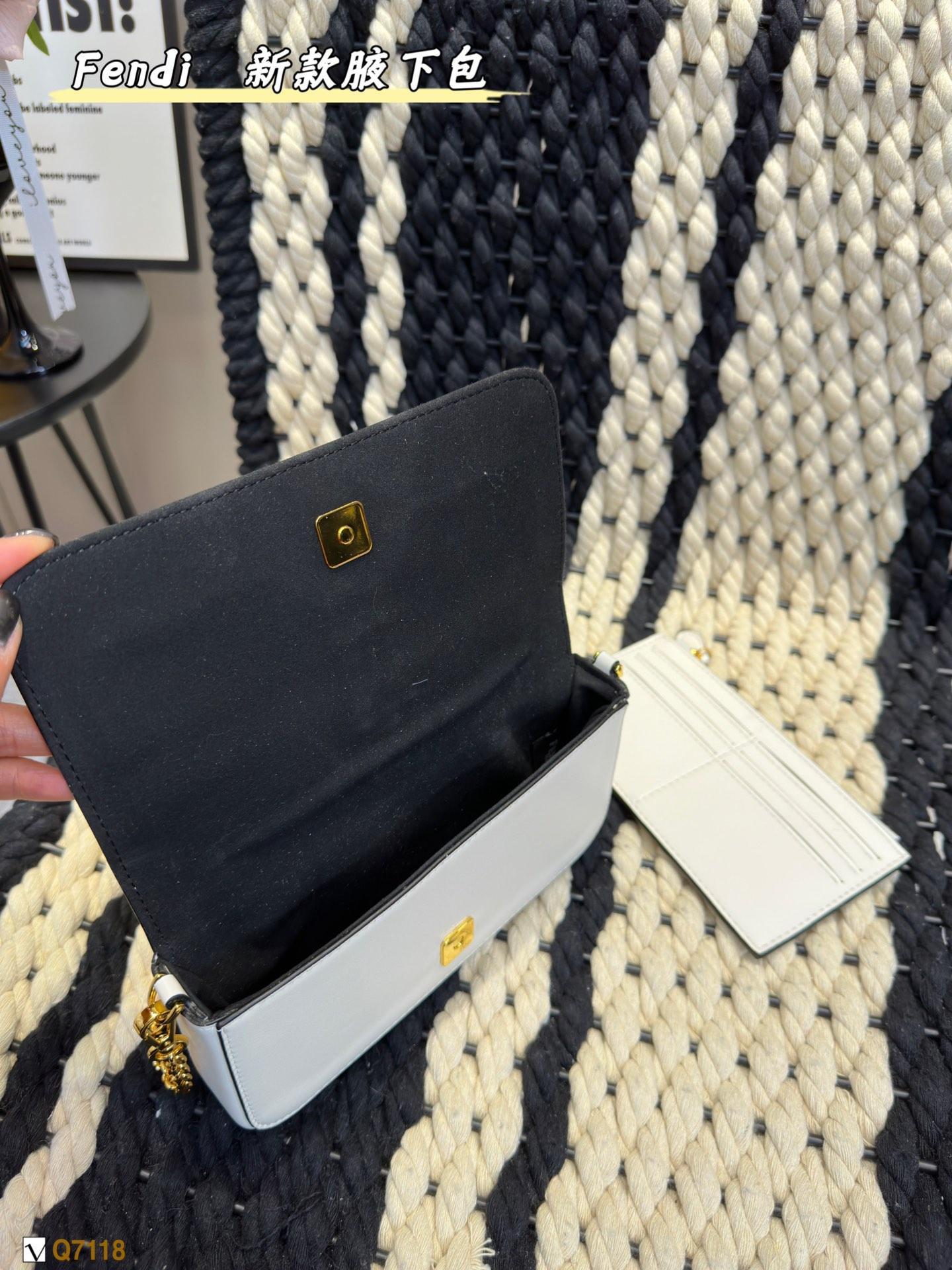 Replica Fendi Bag 21.4*11CM
