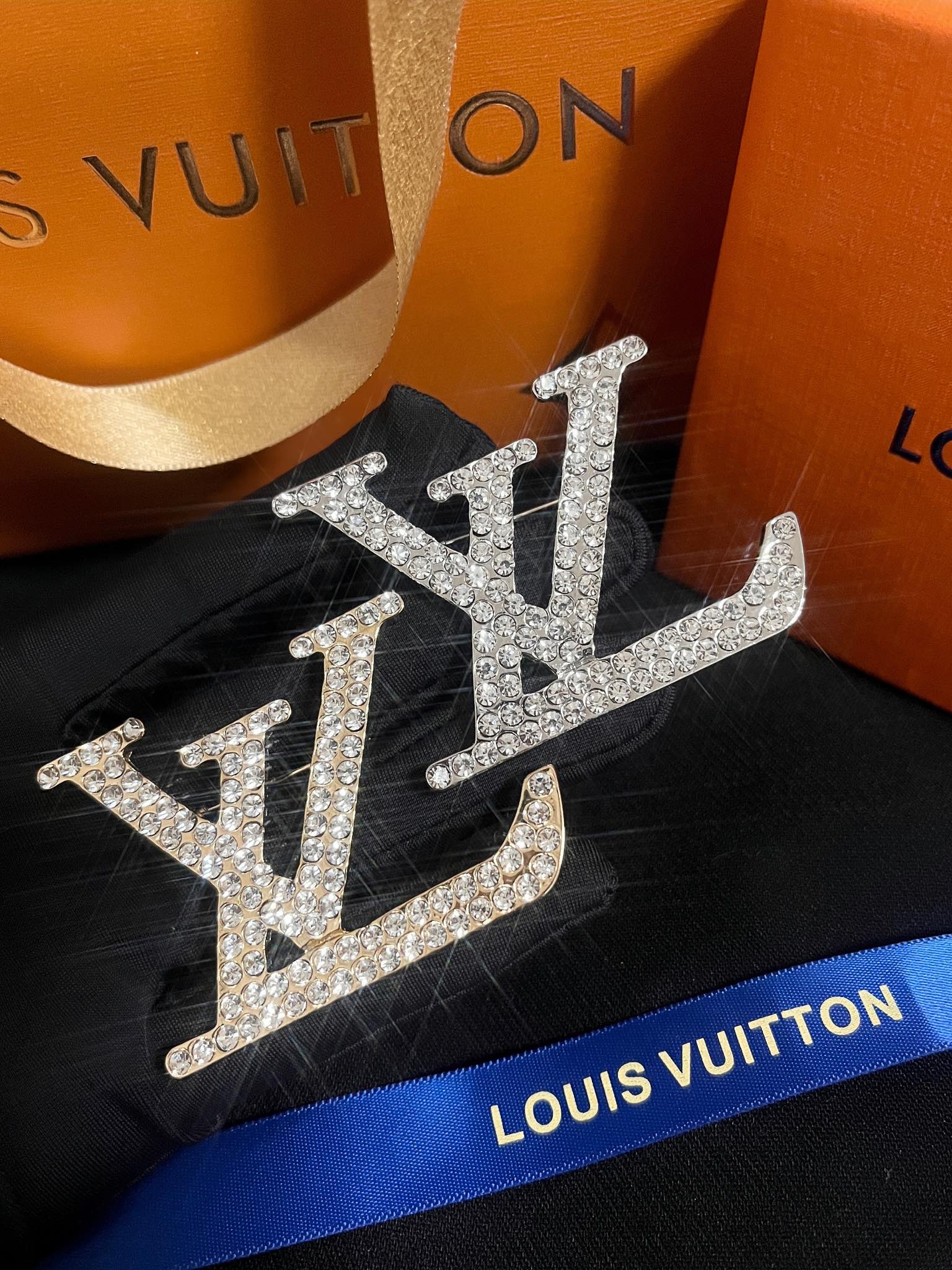 Replica LOUIS VUITTON Brooch