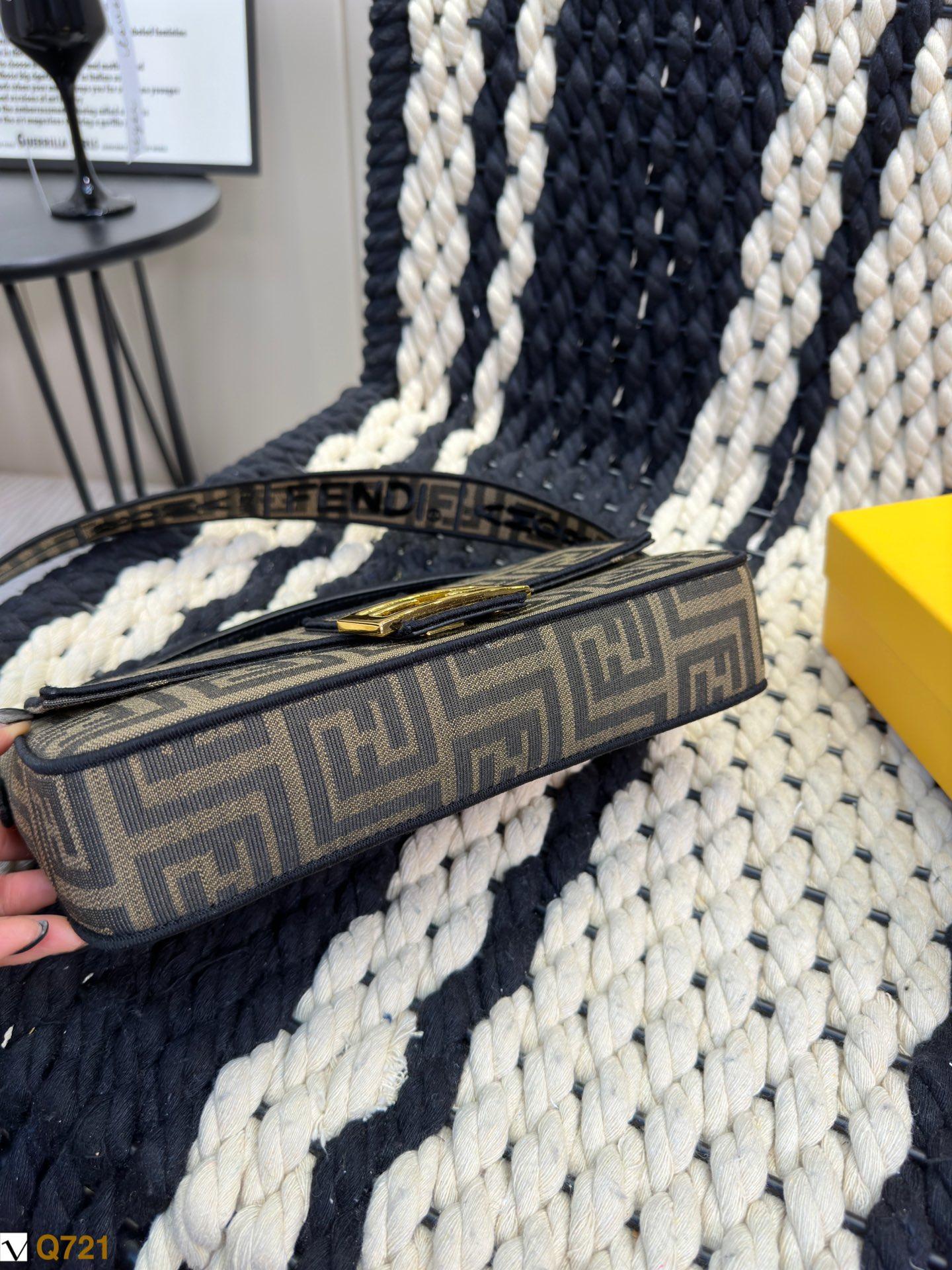 Replica Fendi Bag 14*25CM
