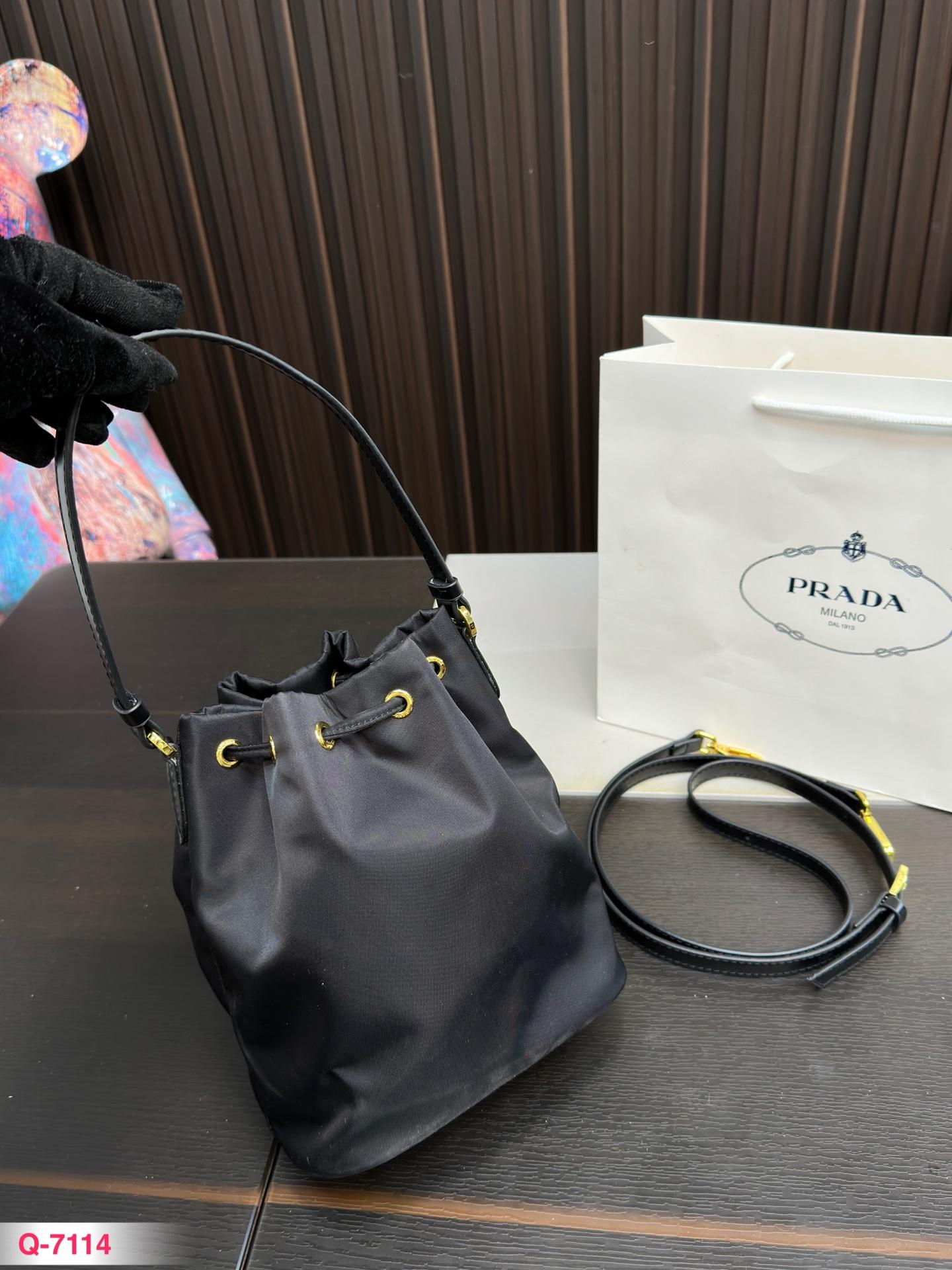 Replica Prada Bag 21*18CM
