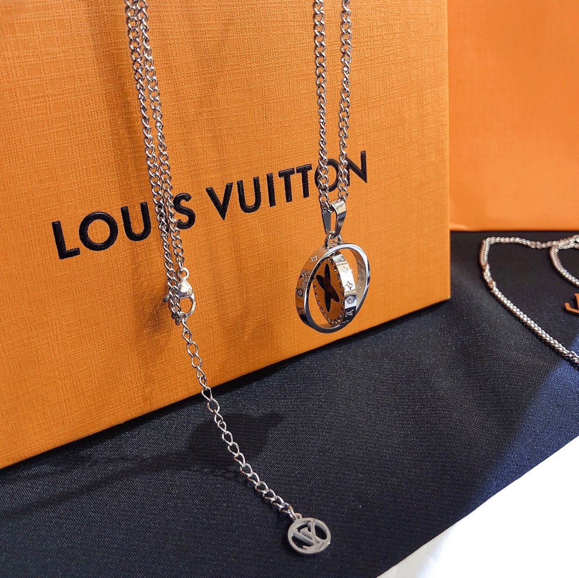 Replica LOUIS VUITTON Necklace