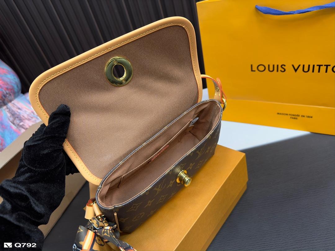 Replica Louis Vuitton Bag 13*22CM