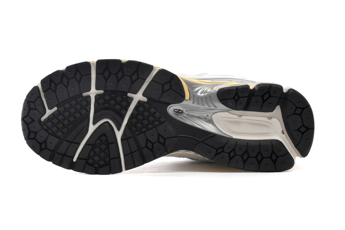 Replica New Balance Shoe New Running Shoes ML2002RT Thisisneverthat x New Balance 2002R White