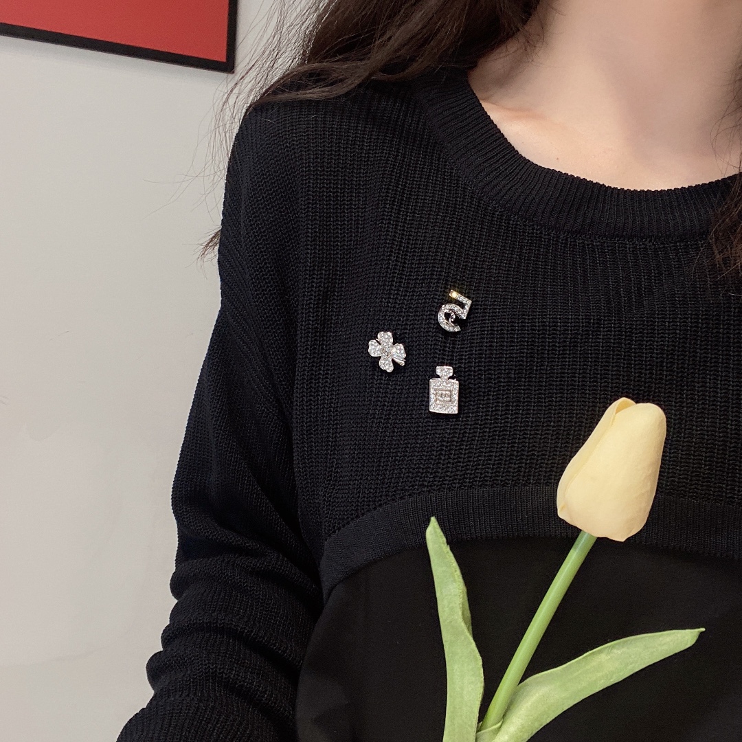 Replica CHANEL Brooch