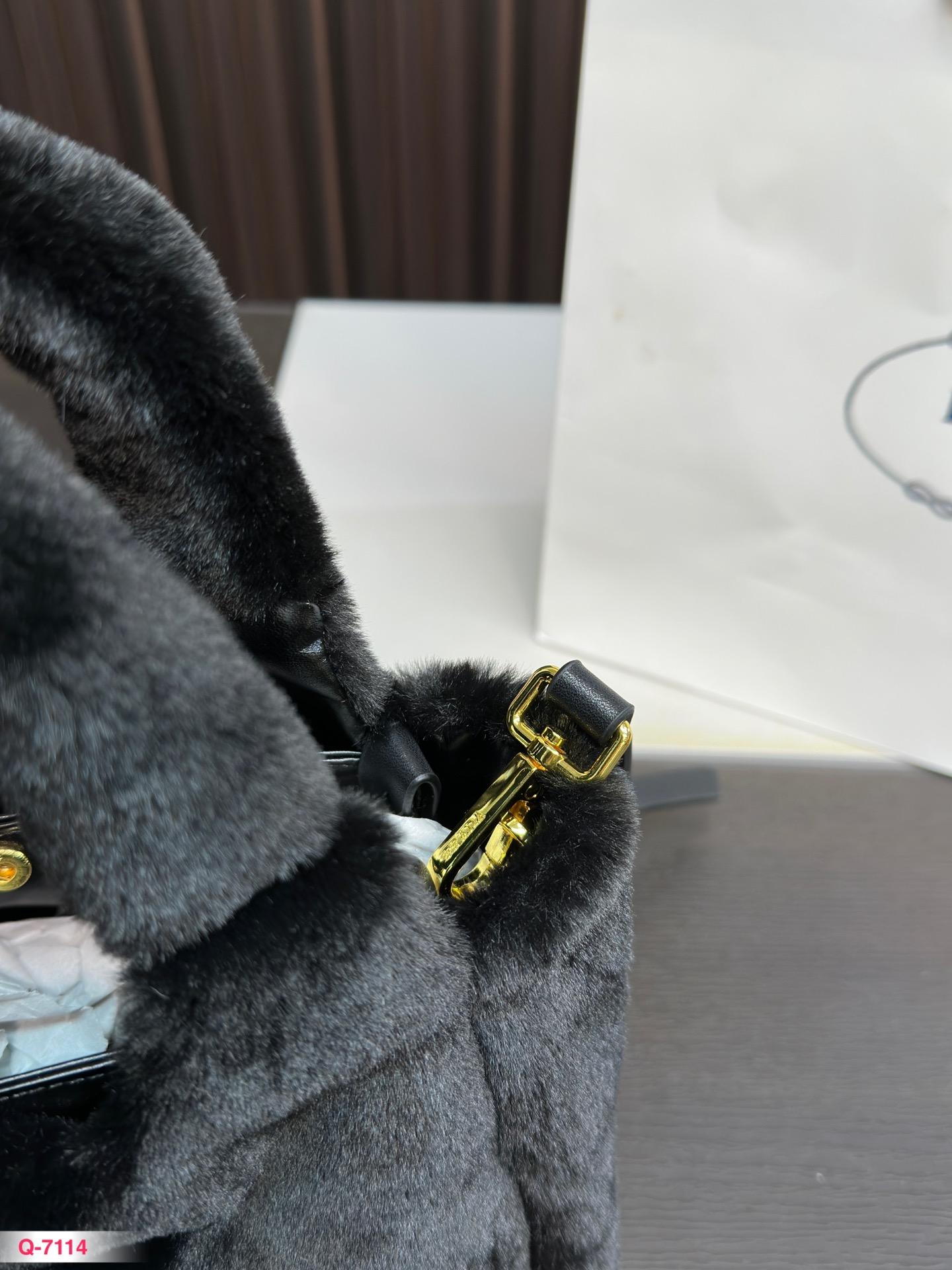 Replica Prada Bag 20*16CM