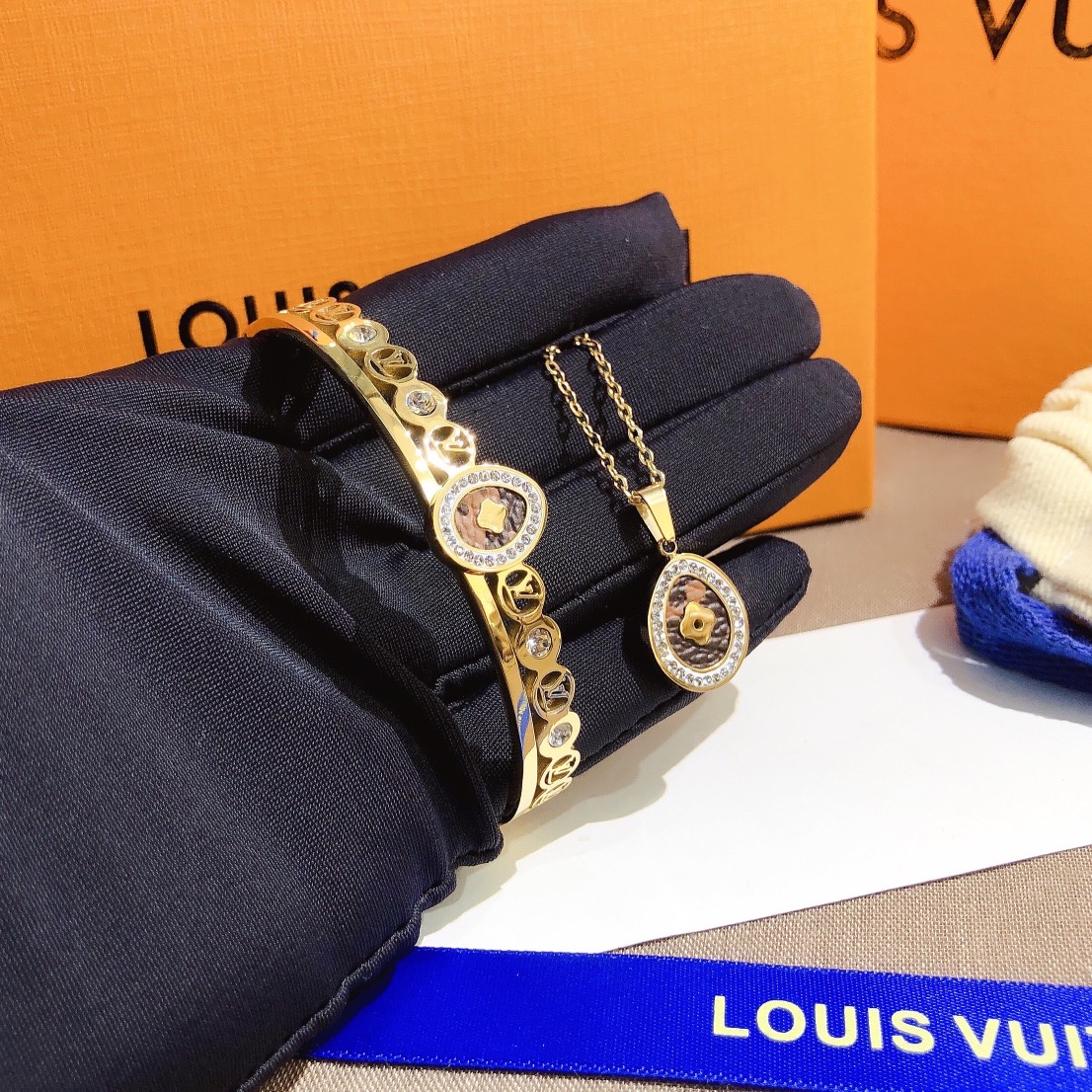 Replica LOUIS VUITTON Bangle