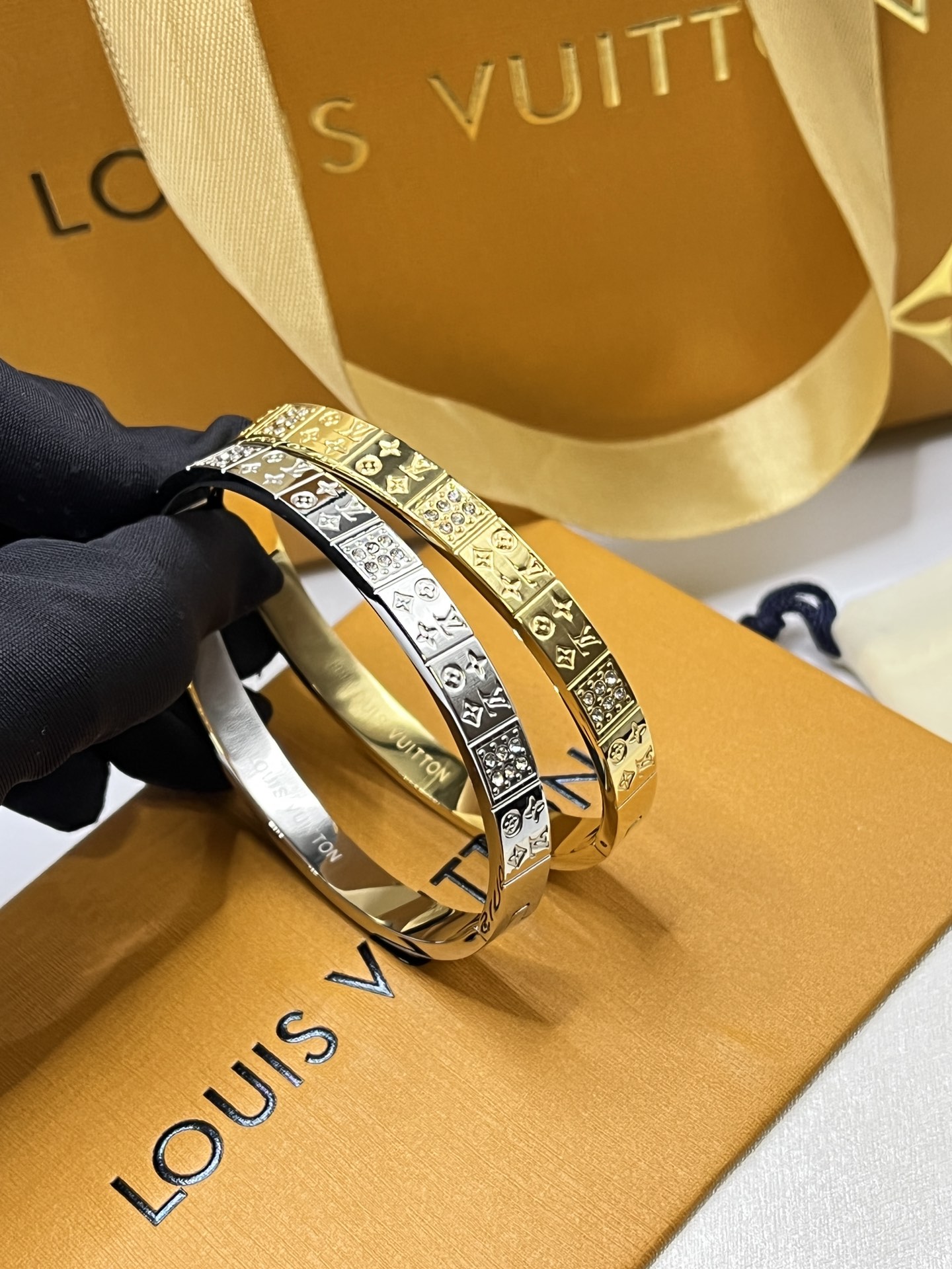 Replica LOUIS VUITTON Bangle