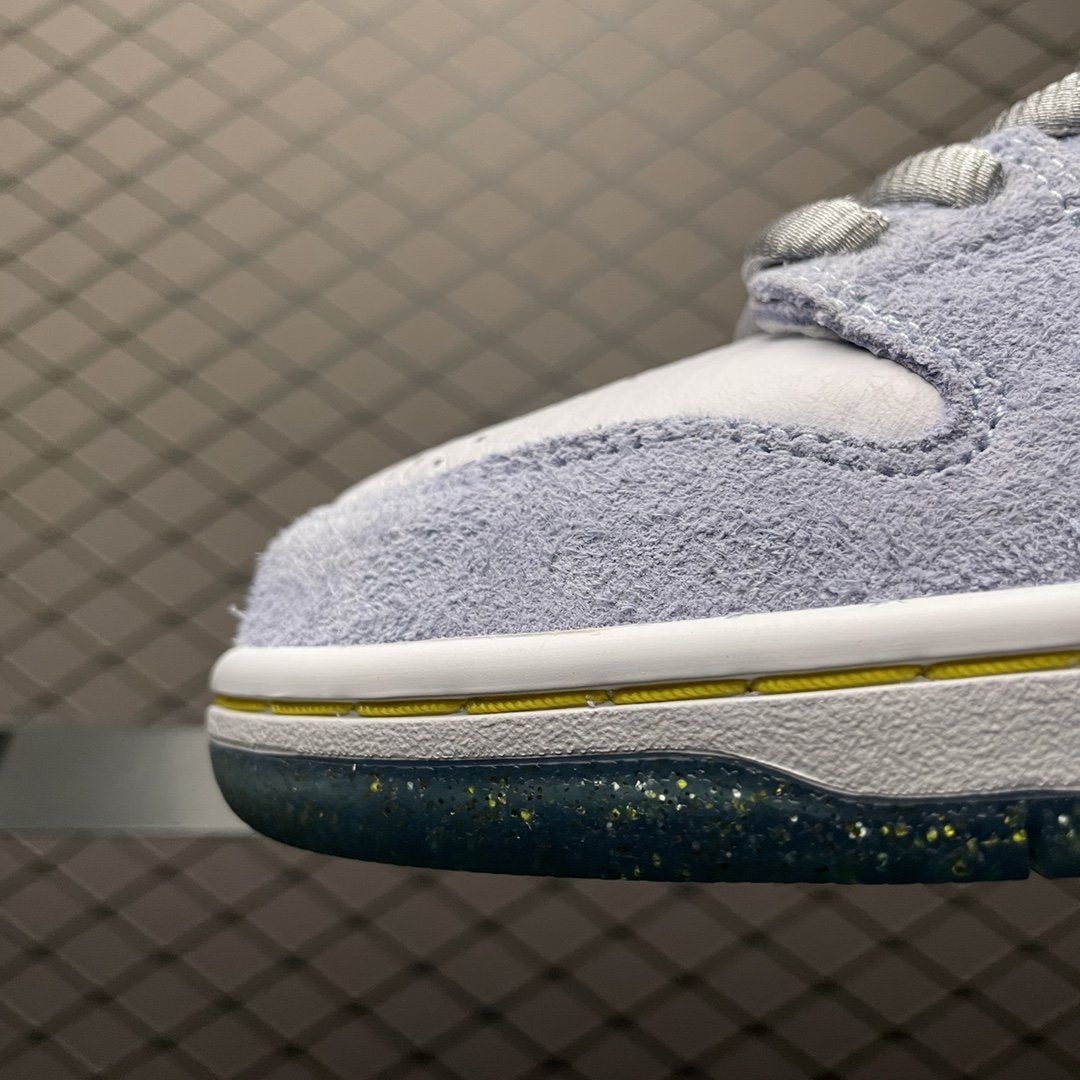 Replica Nike Dunk SB Shoe Sean Cliver  Nike SB Dunk Low Pro QS Holiday Special _01810