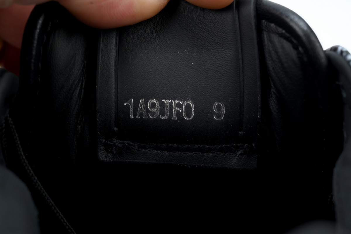 Replica LV Shoe  LV Run Away Black White