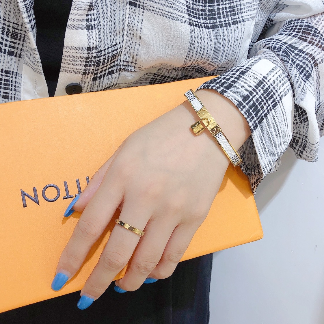Replica LOUIS VUITTON Bangle