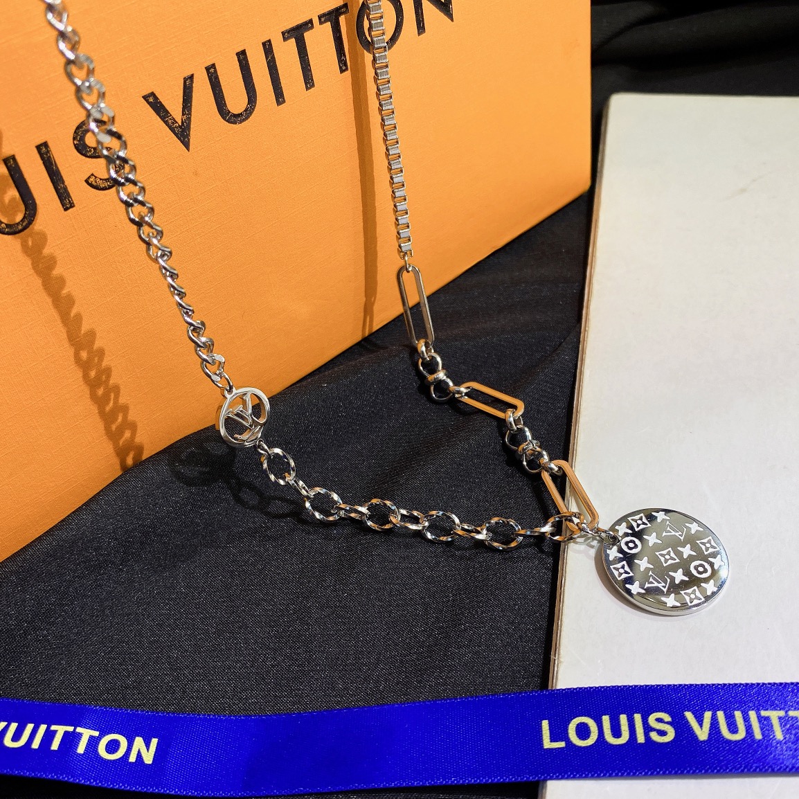Replica LOUIS VUITTON Necklace