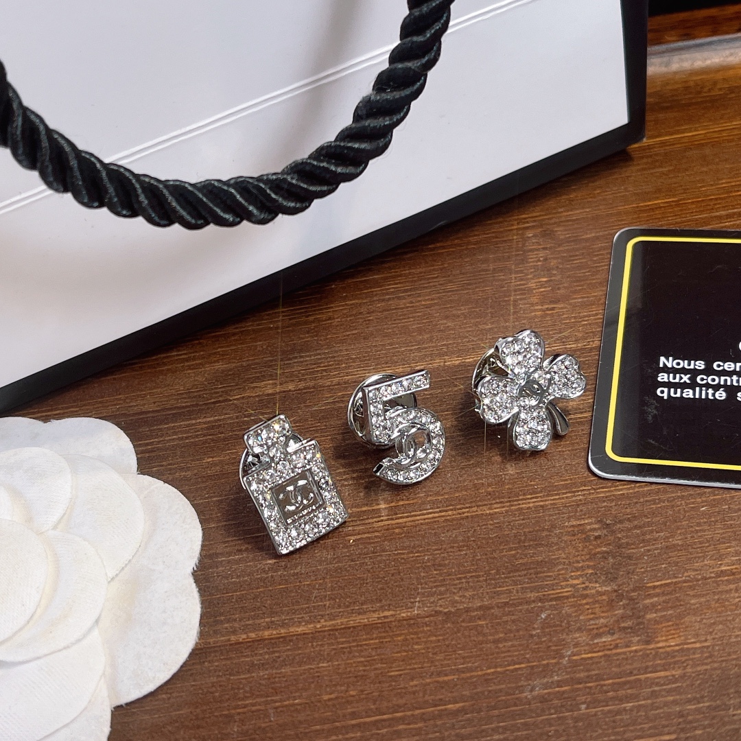 Replica CHANEL Brooch