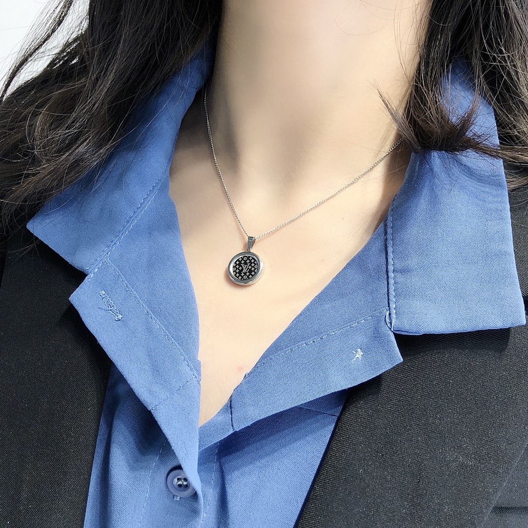 Replica LOUIS VUITTON Necklace