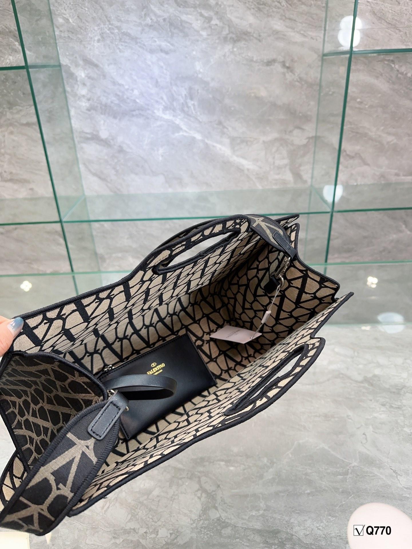 Replica Valentino Bag 41*CM