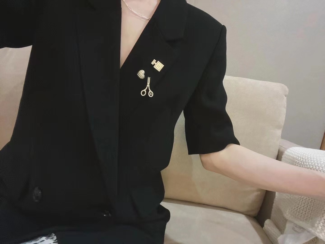 Replica CHANEL Brooch
