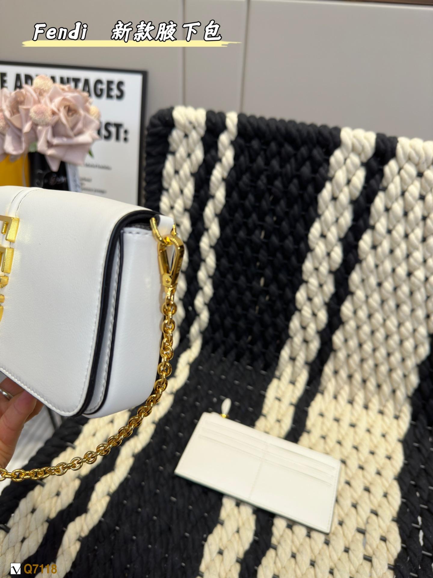 Replica Fendi Bag 21.4*11CM