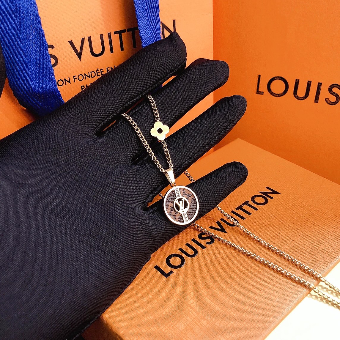 Replica LOUIS VUITTON Necklace