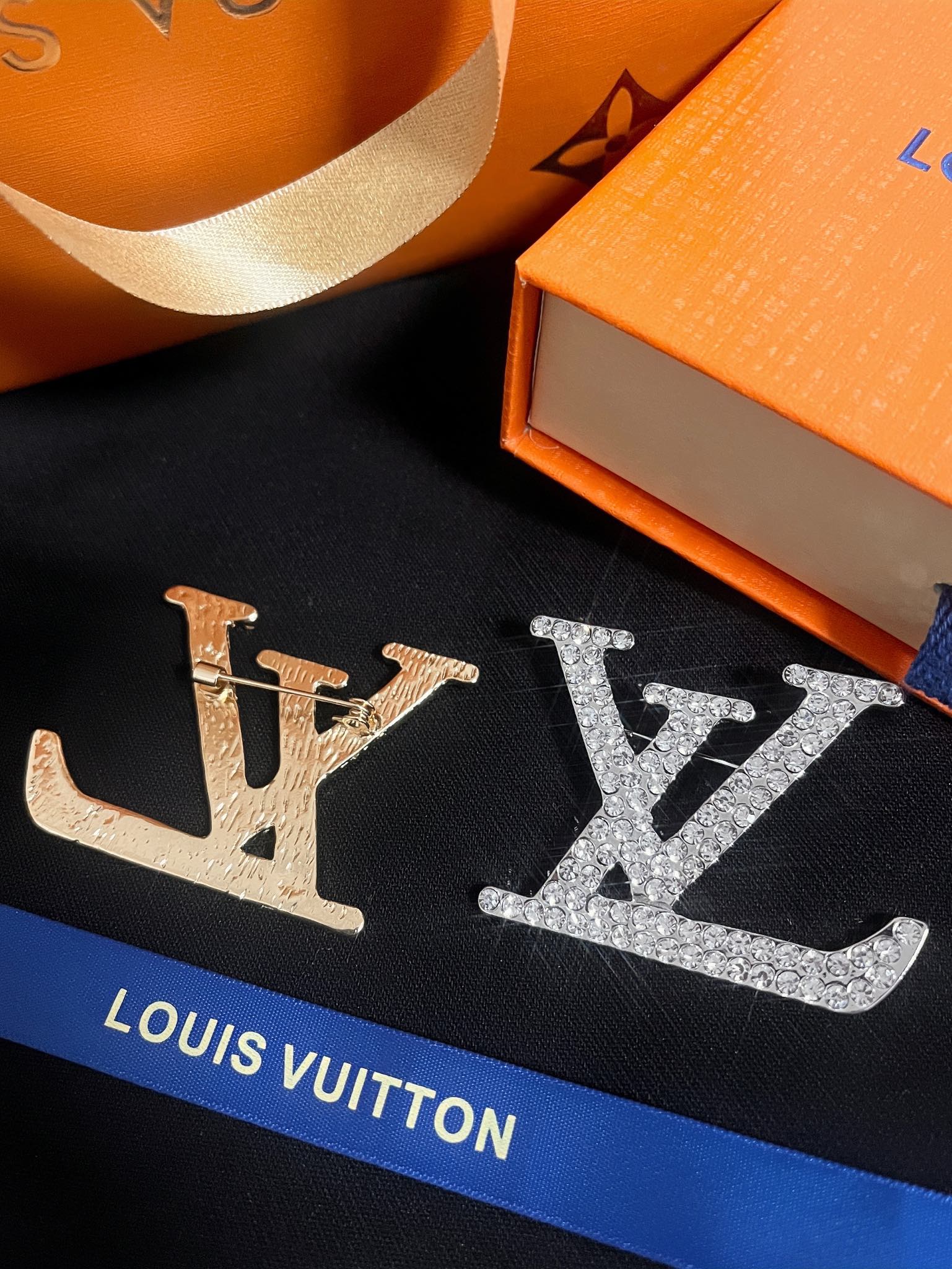 Replica LOUIS VUITTON Brooch