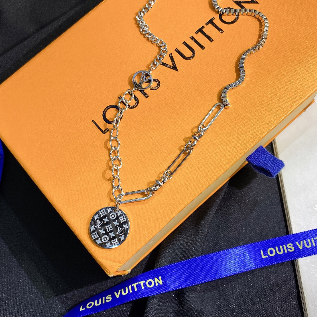 Replica LOUIS VUITTON Necklace